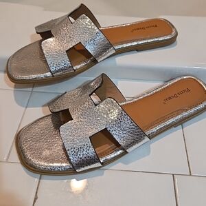 Pierre Dumas Empress Sandals, Silver. Size 8.5